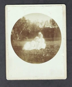 Retrato de tarjeta de gabinete de finales de 1800, niños pequeños sentados en un feild - Imagen 1 de 2