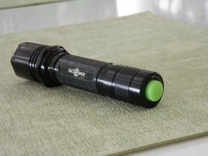 Linterna táctica original SolarForce L2 bisel almenado, negro brillante, Usado en excelente condición - Imagen 1 de 23