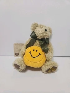 Boyds Bears 8 im "Sonny"-Stil #903023 Junge im Ruhestand hält Smiley-Kissen mit Etikett - Bild 1 von 2