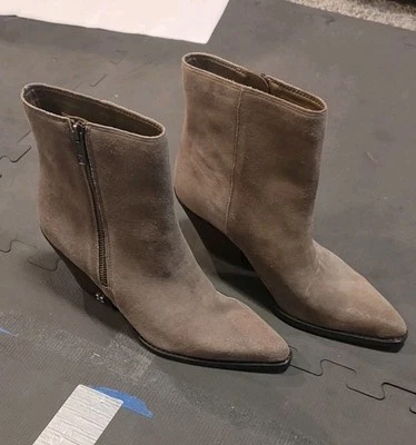 Sam Edelman Jane Oliva Gamuza Tacón Apilado Punta Moda Botín Occidental Foto 1 de 4