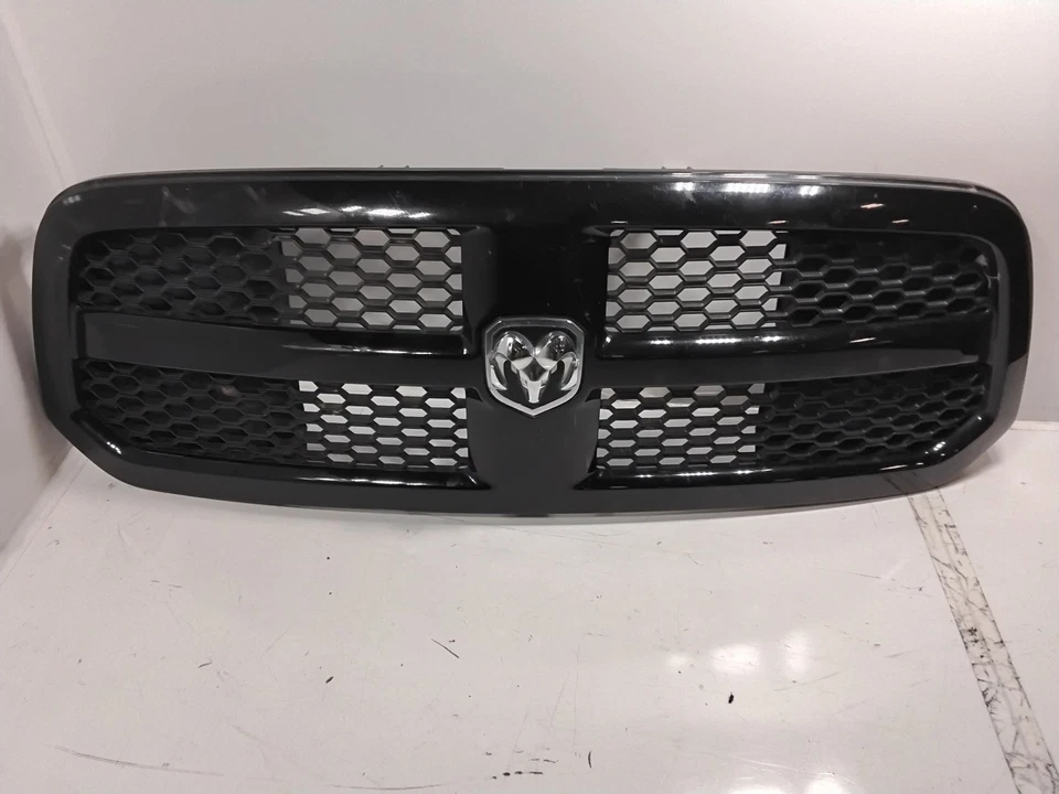 Dodge Ram 1500 2013-2024 parrilla delantera negra OEM Foto 1 de 4