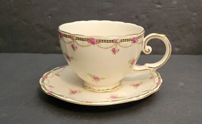 Taza de té y platillo Gracie’s en preciosos brotes de rosas y adornos dorados. NUEVO Foto 1 de 4