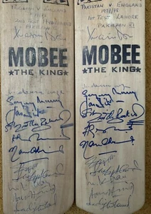 DOS MINI BATES DE CRICKET PAKISTÁN FIRMADOS CONTRA INGLATERRA SERIE DE PRUEBA 1977 - 78 LAHORE - Imagen 1 de 3