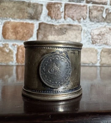 Antiguo anillo servilletero otomano plata 900 con incrustación de moneda y borde de cuentas Foto 1 de 4