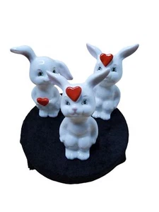 Vintage Schmid Bone China Bunny Figurines Set Of 3 With Red Hearts - Picture 1 of 6