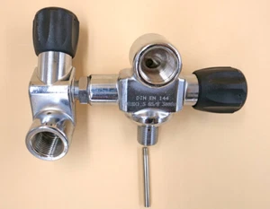 Doppia valvola destra aria compressa 300 bar filettatura collo bottiglia M18x1,5 - Foto 1 di 3