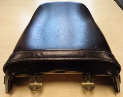 45300-20A00-58R Suzuki RG500 Rear Pillion Seat In Black With Strap — 第 1/4 张图片