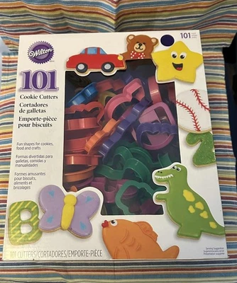 NUEVO Cortadores de galletas de plástico Wilton 101 letras números animales vehículos de vacaciones Foto 1 de 4