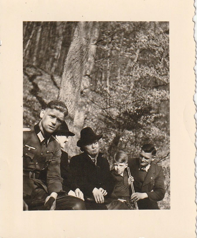 Photo soldat allemand WW2 Officier avec civils - 6413 - Photo 1/1