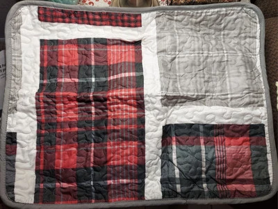 Una almohada con estampado de bloques a cuadros gris y rojo 19"x24"  Foto 1 de 2