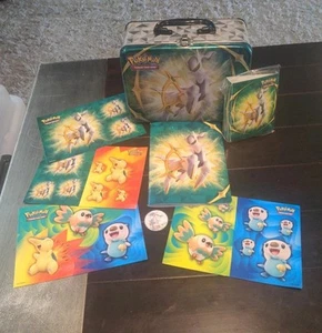 Pokemon TCG Spring 2022 Collectors Chest Lunchbox Tin OHNE PACKUNGEN - Bild 1 von 13