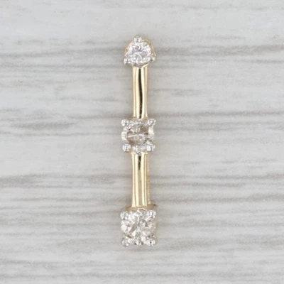 Colgante de viaje de 3 piedras de diamantes de 0,22 quilates de oro amarillo de 10 k Foto 1 de 4