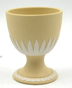 WEDGWOOD JASPERWARE JASPIS WEISS AUF PRIMELGELB FUSS EIERBECHER EIERBECHER UNBENUTZT - Bild 1 von 4
