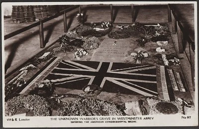 UNKNOWN WARRIOR'S GRAVE, WESTMINSTER ABBEY postcard - Image 1 of 2