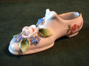 ZAPATO MINIATURA DE PORCELANA APLICADO ROSA Y NO ME OLVIDES DE ALEMANIA, 3" DE LARGO, EXC. - Imagen 1 de 7