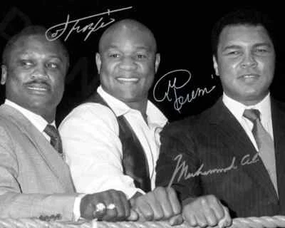 FOTO AUTOGRAFIADA FIRMADA POR GEORGE FOREMAN MUHAMMED ALI JOE FRAZIER REIMPRESIÓN 8X10 Foto 1 de 3