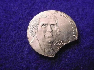 201? JEFFERSON NICKEL STRUCK CLIPPED PLANCHET MINT COIN ERROR!! #310 - Picture 1 of 2