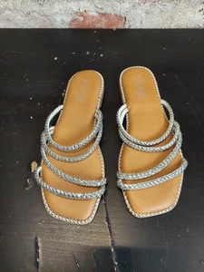 Nuevas sandalias Rogue con correa de estrás para mujer talla 7,5 plateadas planas B1 - Imagen 1 de 3