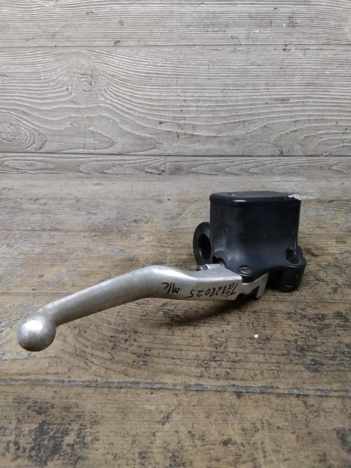 Cilindro mestre de freio dianteiro direito Triumph Rocket III Thunderbird Touring genuíno - Imagem 1 de 4