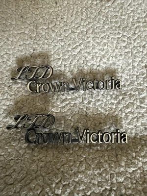 FORD "LTD CROWN VICTORIA" EMBLEMA INSIGNIA ESCRITURA ADORNO METAL B4P Foto 1 de 4