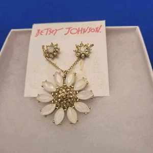 Betsey Johnson Gold Tone Daisy Pendant Necklace & Stud Earring Set NIB - Picture 1 of 5