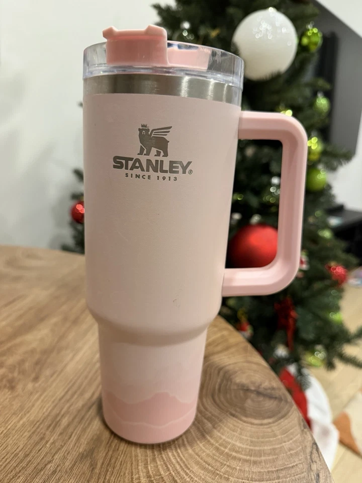 Copo Quencher Stanley 40 oz rosa com tampa de parafuso 10" de altura - Imagem 1 de 2
