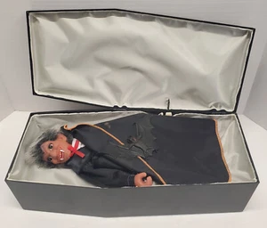Vintage Dracula In Coffin That Opens Vampire Animated 14" Long 1990 Rennoc - Foto 1 di 4