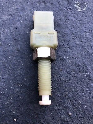 ПЕРЕКЛЮЧАТЕЛЬ/ДАТЧИК СТОП-СИГНАЛА - AUDI 100 200 4000 5000 80 VW PASSAT 443945515 OEM - Изображение 1 из 4