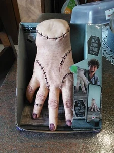 Mano Wednesday (Mercoledì serie TV) Real FX Thing - Foto 1 di 5