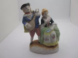 Estatuilla masculina y femenina vintage ocupada de Japón, hombre tocando una mandolina - Imagen 1 de 5
