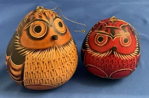 Juego de adornos de calabaza peruana lúcuma tallados a mano y quemados búhos rojos/sonajeros X 2 - Imagen 1 de 10