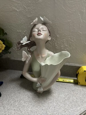 Hermosa escultura artística de resina niña sosteniendo jarrón mariposas lefard Foto 1 de 4
