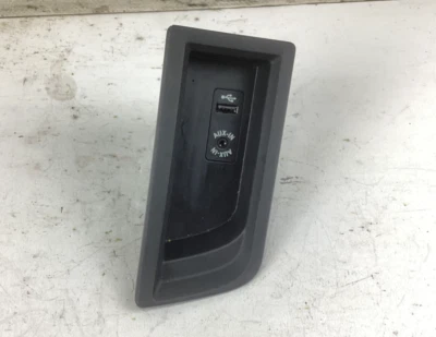 BMW F30 320i xDrive 2012-2015 consola central puerto USB bandeja conector 9207357 OEM. Foto 1 de 4