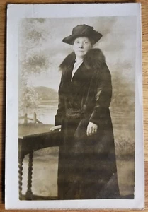 Postal con foto real vintage de mujer inglesa década de 1910 sin usar - Imagen 1 de 1
