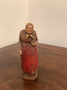 Vintage Wood Old Jewish Woman Bubbe With Red Apron Carrying Holy Book Figurine - Picture 1 of 10