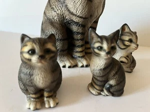 Estatuillas vintage de gato con gatitos JAPÓN Casa de Artes Globales gris raya de tigre - Imagen 1 de 20