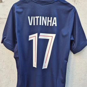 PSG 25/26 Heimtrikot #17 Vitinha UCL | Neu mit Etikett | M | Nike | HJ4593-411 - Bild 1 von 10