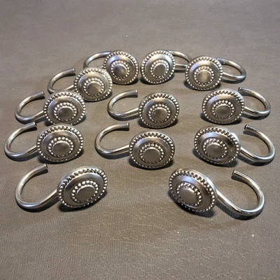Juego de 12 ganchos de ducha de metal con forma de botón plateado cepillado Foto 1 de 4