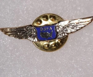US Pilots Association pin/tie tack Gold Wings 1 1/4 in. Wide. Blue enamel USPA - Picture 1 of 3