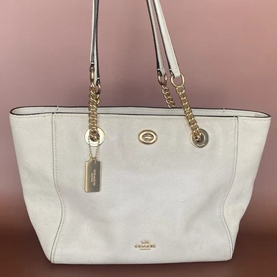 Bolso de Mano Coach de Cuero Marfil Guijarro con Acentos Dorados y Bolsillos Interiores Foto 1 de 4