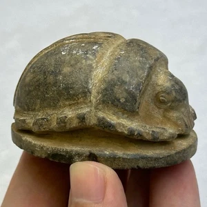 Escarabajo esmaltado muy antiguo de la civilización egipcia antigua con inscripción - Imagen 1 de 8