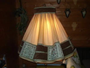 Wunderschöne Chippendale Stehlampe/ Antik Messing mit großem Seidenschirm - Bild 1 von 11