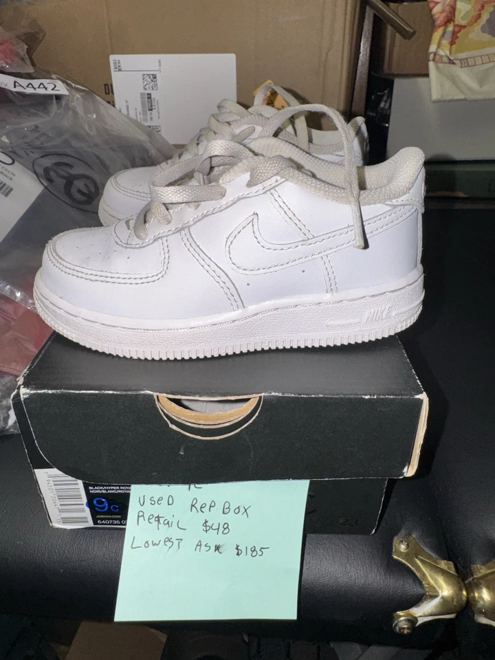 Tênis Nike infantil tamanho 9C triplo branco Air Force 1 baixo AF1 infantil DH2926-111 - Imagem 1 de 4