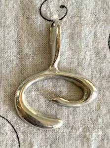 Precioso colgante Premier Designs tono plata curva remolino 2" R1 - Imagen 1 de 5