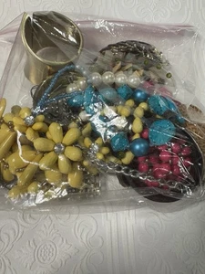 Bolso grande de agarre gran lote de joyas piezas vintage y actuales para revendedores *Leer - Imagen 1 de 5