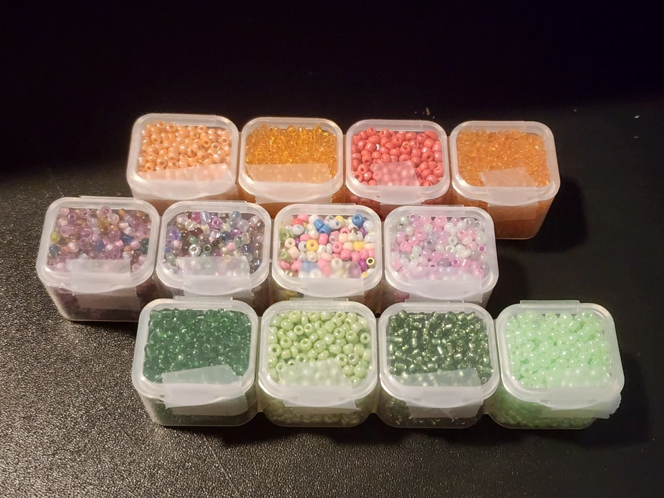 EN VENTA - ENORME LOTE - BANDEJA COMPLETA 56 CELDAS - CUENTAS SEMILLAS 2mm - 56 Colores Aleatorios ¡EN VENTA! Foto 1 de 4