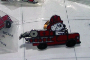 LOTE 10x Perro Dalmation Camión de Bomberos Camión de Bomberos PINS Pinback Broche MAFCO Pin - Imagen 1 de 4
