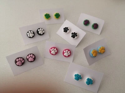 COPPIA ORECCHINI IN FIMO ZAMPA CANE GATTO HANDMADE VARI COLORI IDEA REGALO - Immagine 1 di 4