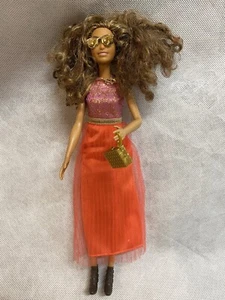 Muñeca Barbie modelo estrella 2011 con vestido, zapatos, gafas de sol doradas, collar y cartera - Imagen 1 de 5