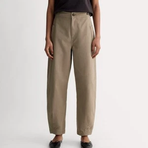 Everlane Damen The Fatigue Barrel Pant in Kalamata Green - Bild 1 von 9